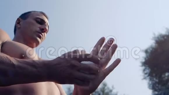 健身运动员拍手粉粉粉运动员准备训练视频的预览图