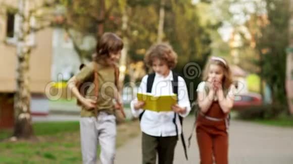三个学童在放学路上热烈讨论这本书回学校去有效方法视频的预览图