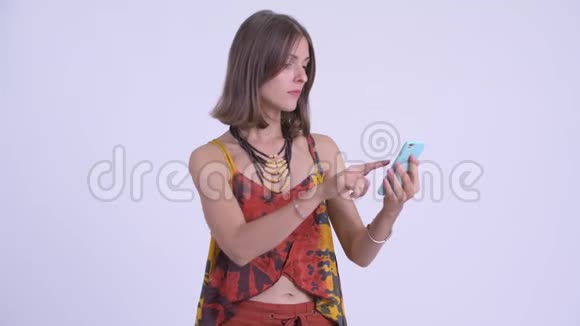 年轻的时髦女人用电话看起来很震惊视频的预览图