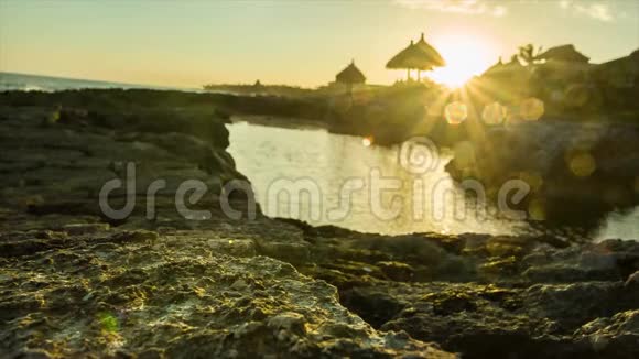 墨西哥玛雅里维埃拉日落时前景和海后的岩石细节视频的预览图