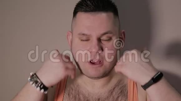 胖子在镜头前摆姿势做鬼脸视频的预览图