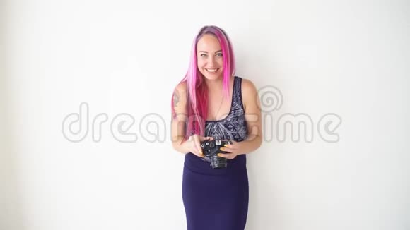 有粉色头发的摄影女孩视频的预览图