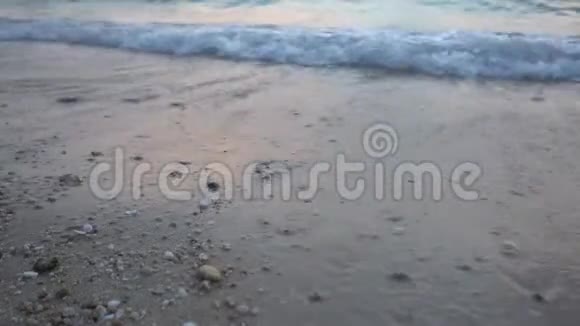 女人在沙滩上拉着心视频的预览图