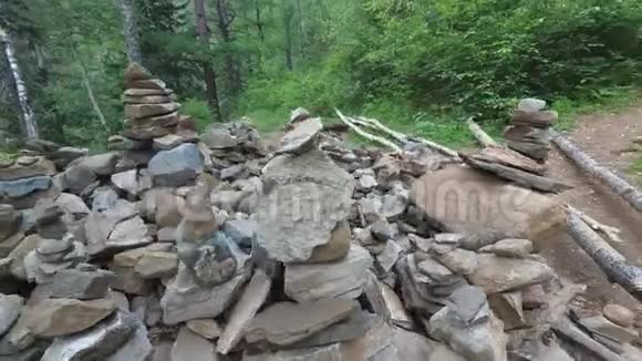 森林里的石头城堡视频的预览图