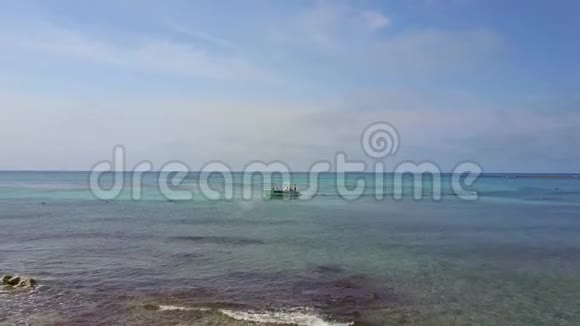 空中无人机射击飞越美丽的海湾从鸟瞰海岸景色相机跟在后面视频的预览图