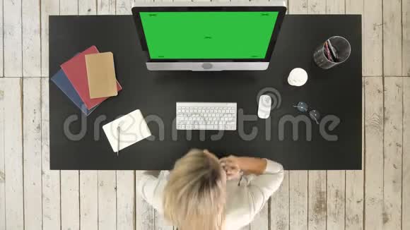 女人在电脑上工作在电话里说话绿屏模拟显示视频的预览图