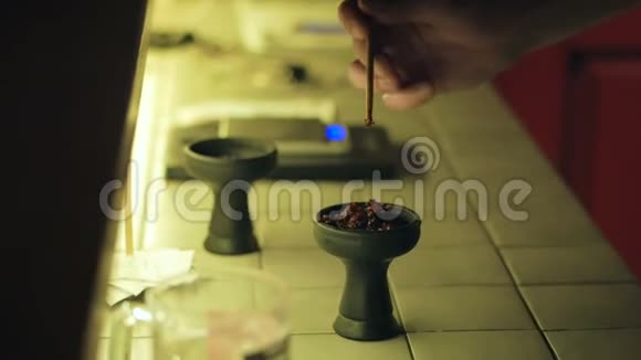 手把香浓多汁的红烟放在胡瓜碗里准备一个西沙视频的预览图
