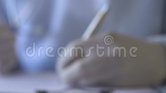 医生把安瓿疫苗放在桌子上开药病毒流行视频的预览图