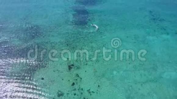 空中无人机射击从上面的水上滑板车从鸟的视野绿松石水景珊瑚海岸视频的预览图