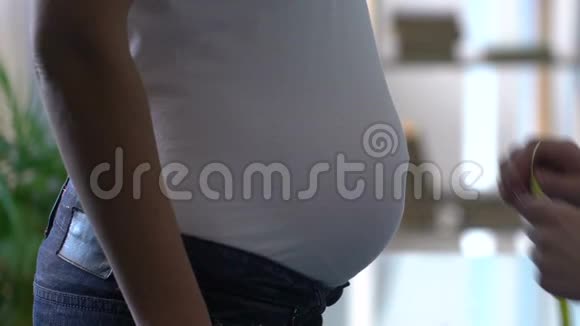 医生测量孕妇腹部黄带产妇护理检查视频的预览图