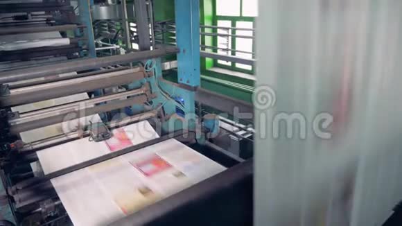 印刷机器上的彩色纸张报纸印刷设备工作视频的预览图