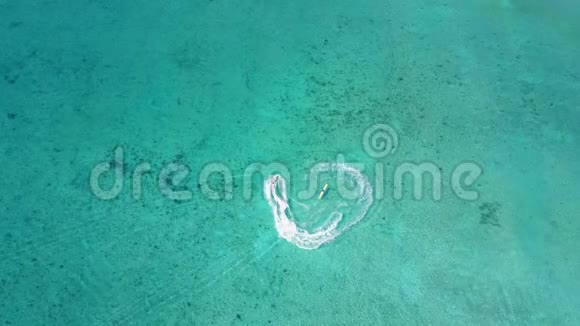 空中无人机射击从上面的水上滑板车与香蕉从鸟的视野绿松石水景珊瑚视频的预览图