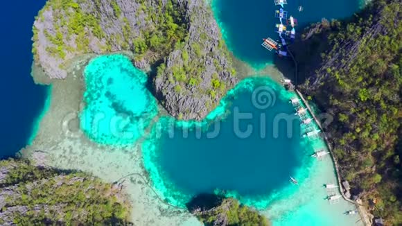 科罗恩巴拉望菲律宾鸟瞰美丽的泻湖和石灰石悬崖视频的预览图