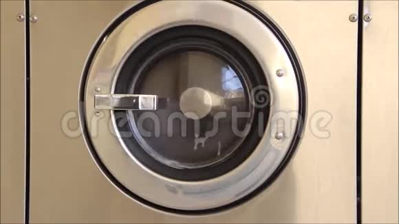 单前装洗衣机浴缸视频的预览图