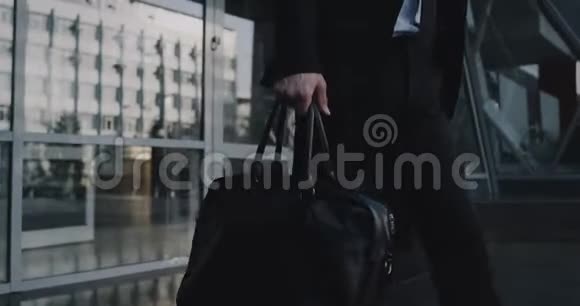 商务贴身男手提着公文包走在商务中心视频的预览图