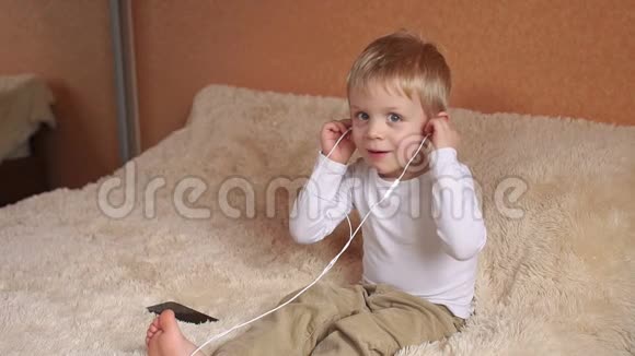 特写表情的小情绪男孩带着耳机视频的预览图