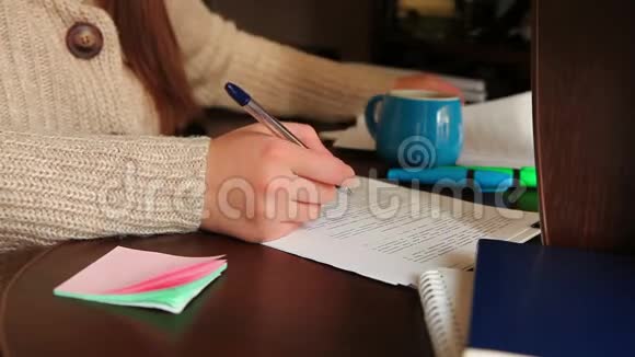商务女性在办公室写签文件视频的预览图
