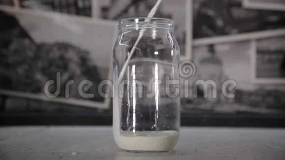 牛奶被倒进罐子里视频的预览图