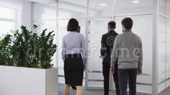 一群商人走进办公室的会议室视频的预览图