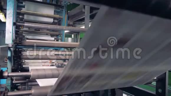 打印室的机器关闭印在印刷厂机器上的报纸视频的预览图