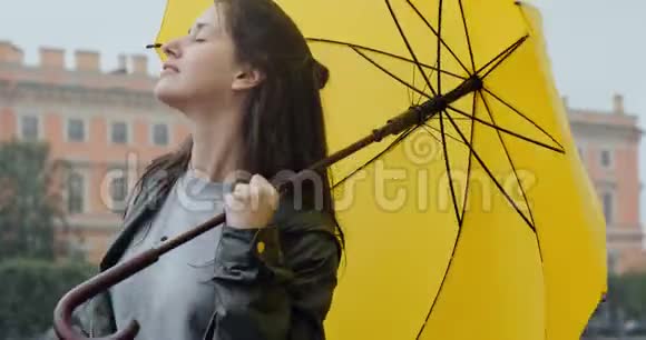 少女在夏雨中打着伞旋转视频的预览图