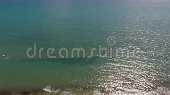 海浪拍打海岸美丽平静的海景鸟瞰海岸线视频的预览图