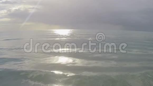 空中拍摄的人在海上游泳旅游胜地拉纳卡市放松视频的预览图
