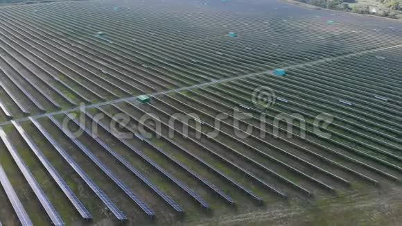 太阳能电池板农场空中生态能源视频的预览图