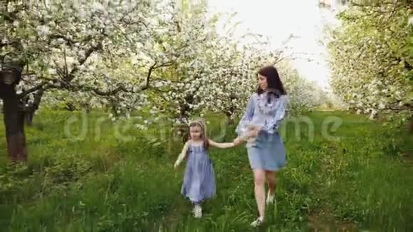 家庭热爱自然的观念妈妈和女儿一起散步视频的预览图