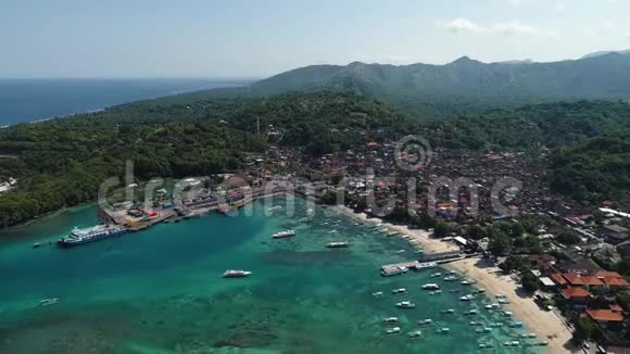 美丽的海滩在一个岛上靠近港口在夏季视频的预览图