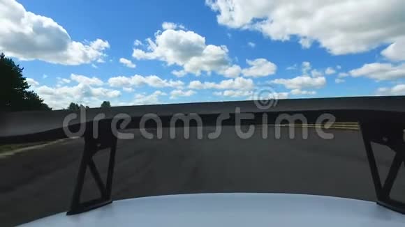 在赛车比赛中用扰流板调整速度技术效益视频的预览图