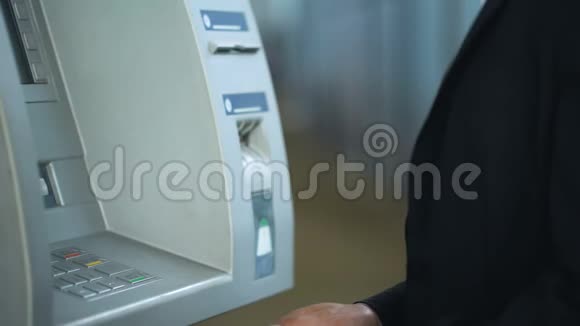 客户对ATM机工作很生气卡卡卡在机器上银行系统故障视频的预览图