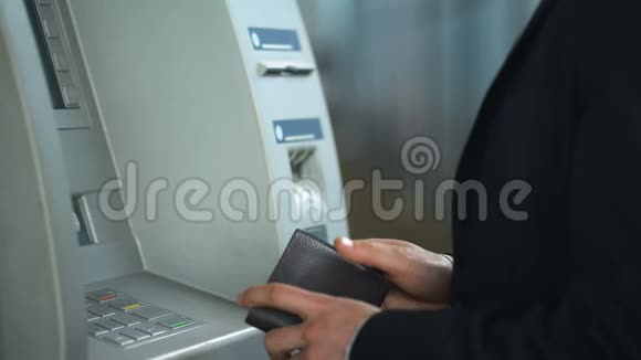 银行客户在ATM机上有问题卡卡卡在阅读器上设备错误视频的预览图