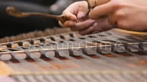 音乐家在排练时用手演奏扬琴乐器传统民间音乐视频的预览图