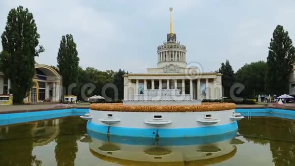 基辅广场的苏联VDNH建筑反映喷泉水旅游视频的预览图