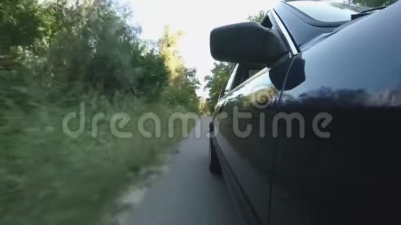 汽车驾驶沥青路穿过森林到达目的地旅行视频的预览图