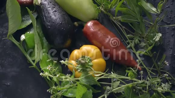 桌上有蔬菜茄子辣椒和青菜从下到上的镜头移动视频的预览图