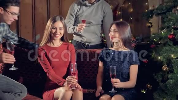 在新年圣诞晚会上四个快乐的朋友观看镜头手持香槟酒杯视频的预览图