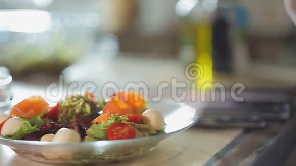 烹饪女士装饰地中海菜肴鲑鱼片顶部健康午餐视频的预览图
