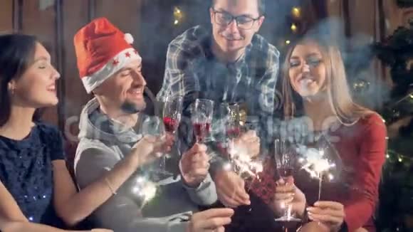 快乐快乐的朋友在新年圣诞晚会上点燃了火花开心地笑着庆祝新年视频的预览图