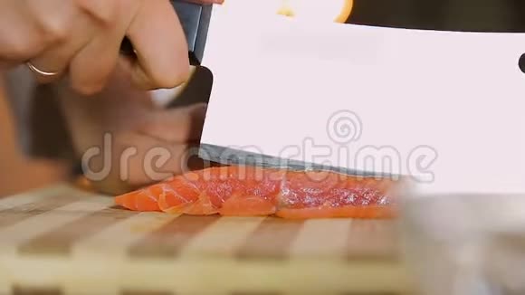 女士烹饪手切红鱼在桌上美味的开胃菜亚洲菜视频的预览图