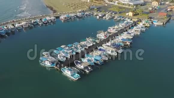 在塞浦路斯拉纳卡码头停泊的美丽游艇和船只的鸟瞰图视频的预览图