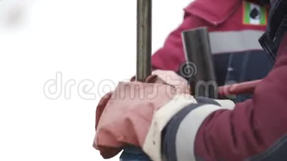 石油工人修理泵千斤顶视频的预览图