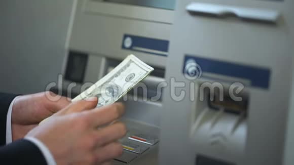 1男人从自动取款机上取款把现金放进钱包24小时服务视频的预览图
