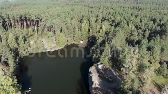 带着森林里的岩石飞过湖面视频的预览图