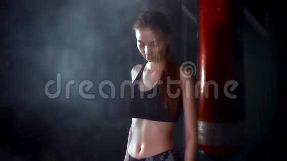 女运动员拳击手年轻女子打拳击踢拳击为自卫看镜头视频的预览图