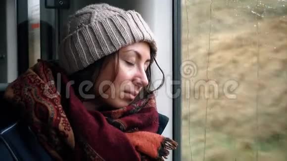 悲伤的女孩游客睡在火车窗口附近视频的预览图