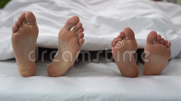 夫妻两人躺在床上摸腿感情和信任爱情视频的预览图