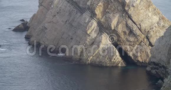 最后一个悬崖底部的景色海水撞击岩石视频的预览图