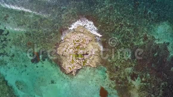 空中无人机射击从鸟瞰珊瑚岛景色镜头向下看青绿色的水视频的预览图